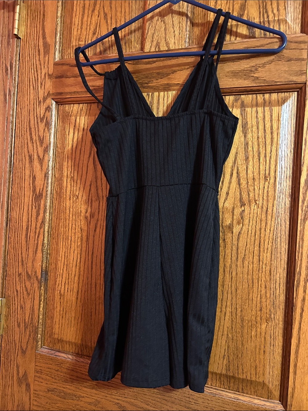 PrettyLittleThing Black Ribbed V-Neck Mini Romper - Picture 3 of 3